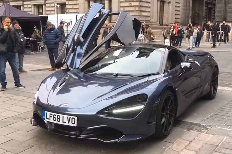 McLaren là thương hiệu xuất hiện nhiều nhất trong đoạn trailer và rất có thể đây là thương hiệu tài trợ cho bộ phim. Một trong những cảnh quay đẹp mắt nhất trong trailer đầu tiên là đoạn Hobbs, Shaw và một người phụ nữ ngồi trên chiếc siêu xe McLaren 720S với cú drift xuyên qua gầm xe tải trên đường phố London. Đây cũng là chiếc McLaren xuất hiện cùng Shaw ở poster phim.