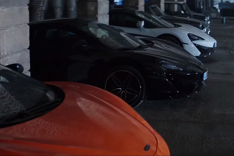 Ngoài chiếc McLaren 720S, ở trailer thứ 2, Deckard Shaw để lộ garage khủng với 3 chiếc siêu xe McLaren 570S và bộ đôi xe cổ hàng hiếm.