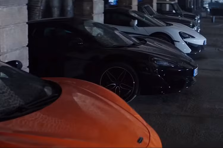 Ngoài chiếc McLaren 720S, ở trailer thứ 2, Deckard Shaw để lộ garage khủng với 3 chiếc siêu xe McLaren 570S và bộ đôi xe cổ hàng hiếm.