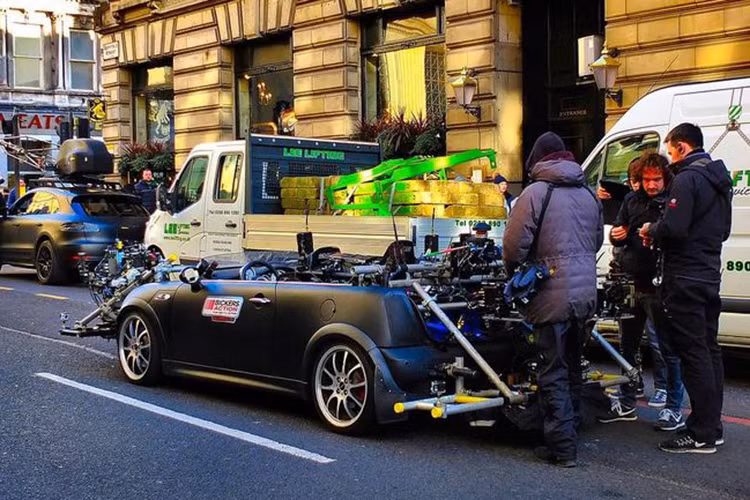 Không xuất hiện trong trailer nhưng một chiếc Mini Cooper mui trần được các nhà báo chụp được trên phim trường của ''Fast &amp; Furious: Hobbs &amp; Shaw''. Tương tự chiếc Gurkha, chiếc Mini Cooper này cũng được thay đổi khá nhiều so với nguyên bản. Chiếc xe sẽ đồng hành cùng Deckard Shaw trong một đoạn rượt đuổi trên phố.