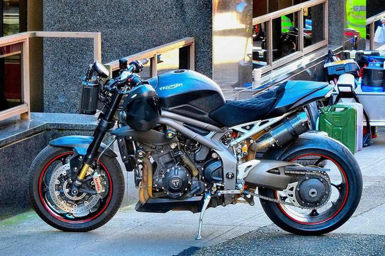 Nhân vật phản diện Brixton cùng tay sai sử dụng dàn xe môtô được độ lại thân xe và đầu đèn LED. Tuy nhiên, dàn xe này được độ lại từ hai mẫu xe hoàn toàn khác nhau là Triumph Speed Triple và KTM L8 950 SM. Các dòng xe này được nhận ra qua khung sườn và logo trên động cơ.