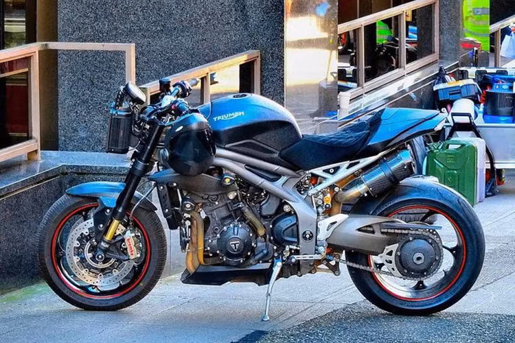 Nhân vật phản diện Brixton cùng tay sai sử dụng dàn xe môtô được độ lại thân xe và đầu đèn LED. Tuy nhiên, dàn xe này được độ lại từ hai mẫu xe hoàn toàn khác nhau là Triumph Speed Triple và KTM L8 950 SM. Các dòng xe này được nhận ra qua khung sườn và logo trên động cơ.