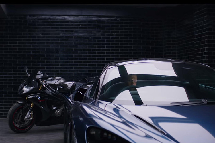 Ngoài các siêu xe, trong garage của Shaw còn có chiếc superbike BMW S1000RR màu đen. Đây là chiếc siêu môtô được ưa chuộng tại Hollywood. BMW S1000RR được trang bị động cơ 4 xy-lanh thẳng hàng dung tích 999 cc, sản sinh công suất 199 mã lực.