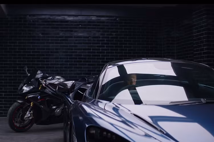 Ngoài các siêu xe, trong garage của Shaw còn có chiếc superbike BMW S1000RR màu đen. Đây là chiếc siêu môtô được ưa chuộng tại Hollywood. BMW S1000RR được trang bị động cơ 4 xy-lanh thẳng hàng dung tích 999 cc, sản sinh công suất 199 mã lực.