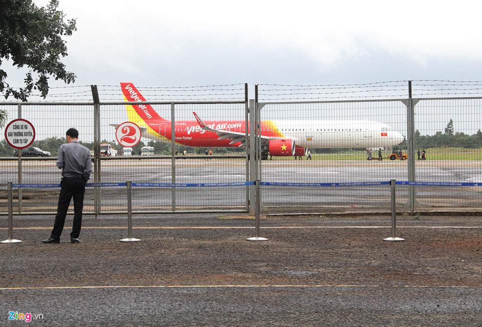 Đến khoảng 10h30 sáng 30/11, máy bay số hiệu VJ356 được lực lượng chức năng năng kéo ra ngoài bằng xe chuyên dụng từ Cam Ranh điều động đến.