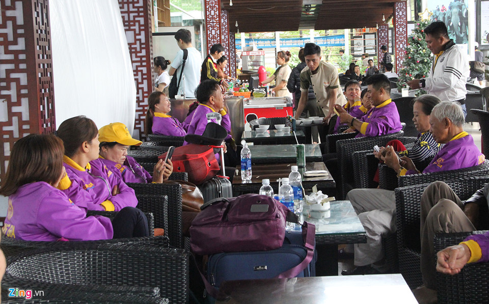 Sáng nay, sân bay Buôn Ma Thuột phải tạm ngưng hoạt động và hoãn chuyến bay nhiều giờ để xử lý sự cố của chuyến VJ356. Nhiều đoàn khách đến sân bay phải ngồi chờ.