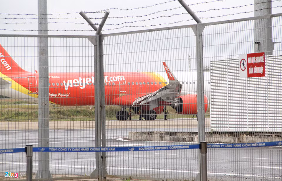 Theo quan sát, máy bay chỉ hư hỏng phần bánh trước, phần bánh sau và hai cánh hoạt động bình thường.