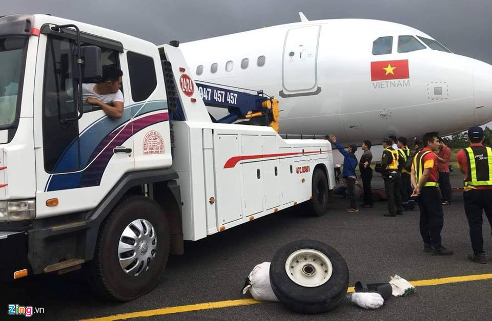 Sáng nay, các cơ quan chức năng đã tìm thấy hai bánh máy bay và tiến hành khắc phục sự cố.