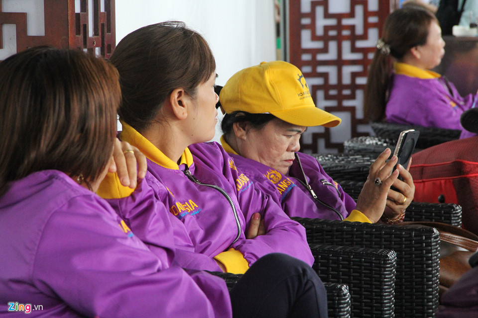 Đoàn 159 khách mua vé của hãng Vietnam Airlines khởi hành lúc 9h từ TP Buôn Ma Thuột đi Hà Nội bị delay đến 17h20. Các hành khách được phục vụ ăn uống miễn phí. Nhiều người trong lúc đợi chuyến bay tranh thủ nói chuyện hoặc lên mạng.