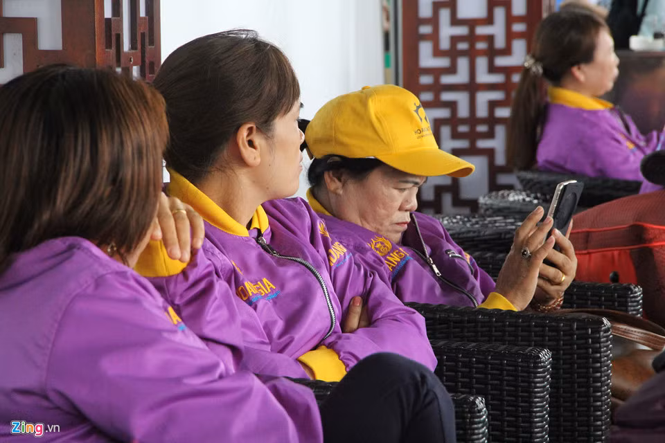 Đoàn 159 khách mua vé của hãng Vietnam Airlines khởi hành lúc 9h từ TP Buôn Ma Thuột đi Hà Nội bị delay đến 17h20. Các hành khách được phục vụ ăn uống miễn phí. Nhiều người trong lúc đợi chuyến bay tranh thủ nói chuyện hoặc lên mạng.