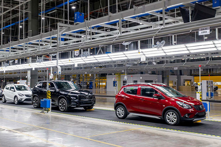 Doanh số ôtô bán ra tại Việt Nam trong tháng 8/2021 của hầu hết các dòng xe đều giảm so với tháng 7 do dịch COVID-19 bùng phát. Tuy nhiên, với doanh số 2.048 xe bán ra trong tháng 8, Fadil vẫn gây ấn tượng mạnh. Thực tế có lẽ con số Fadil còn dẫn đầu nhiều tháng nữa bởi với 10 ngày thần tốc bán giá siêu thấp tại Hải Phòng, lượng xe Fadil bán ra đạt trên 11.000 chiếc dẫn đầu top 10 xe ôtô bán chạy nhất Việt Nam.