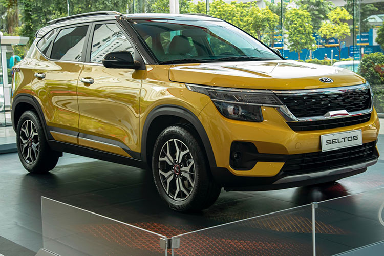 Từ vị trí cuối bảng trong tháng trước, Kia Seltos vươn lên vị trí thứ 3 trong bảng xếp hạng với doanh số 832 xe, tăng 65 xe so với tháng trước. Đây cũng là mẫu xe duy nhất trong Top 10 xe bán chạy nhất thị trường ôtô Việt Nam và giữ được đà tăng trưởng trong bối cảnh khó khăn do ảnh hưởng của dịch Covid-19.