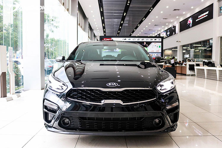 Đứng ở vị trí thứ 8 là mẫu sedan cỡ C Kia Cerato với doanh số 393 xe, giảm gần 600 xe so với tháng trước chiếc. Trong tháng 8 vừa qua, giá bán của Kia Cerato được giảm xuống mức rẻ ngang các mẫu xe hạng B như Toyota Vios hay Honda City. Hiện Kia Cerato 2022 phiên bản mới cũng sắp sửa được ra mắt tại thị trường Việt.