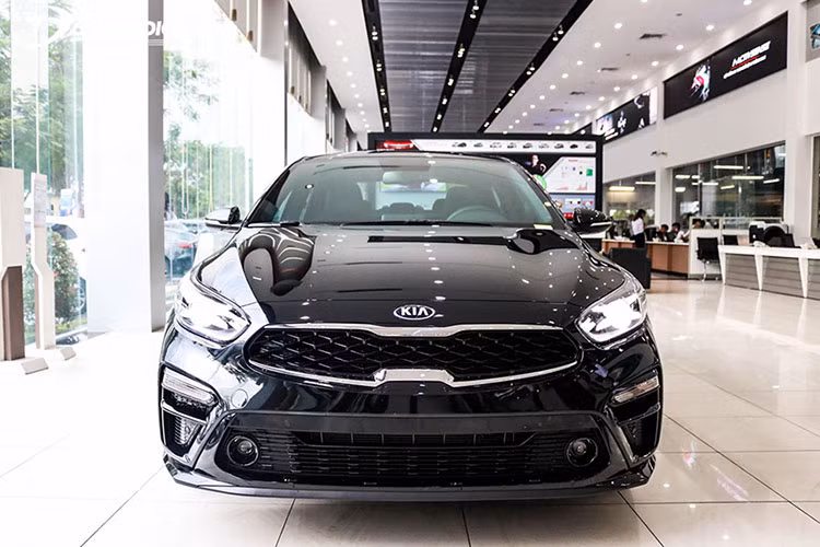 Đứng ở vị trí thứ 8 là mẫu sedan cỡ C Kia Cerato với doanh số 393 xe, giảm gần 600 xe so với tháng trước chiếc. Trong tháng 8 vừa qua, giá bán của Kia Cerato được giảm xuống mức rẻ ngang các mẫu xe hạng B như Toyota Vios hay Honda City. Hiện Kia Cerato 2022 phiên bản mới cũng sắp sửa được ra mắt tại thị trường Việt.