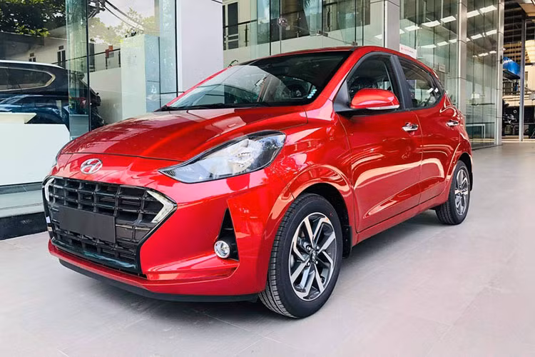 Không nằm ngoài bối cảnh chung của thị trường, doanh số xe Hyundai Grand i10 cũng giảm mạnh so với tháng trước. Với doanh số 394 xe bán tra trong tháng 8, mẫu xe này tiếp tục duy trì ở vị trí thứ 8 trong bảng xếp hạng. Thế hệ mới Grand i10 với thiết kế trẻ trung, bắt mắt hơn được kỳ vọng sẽ vực lại doanh số cho mẫu xe này.