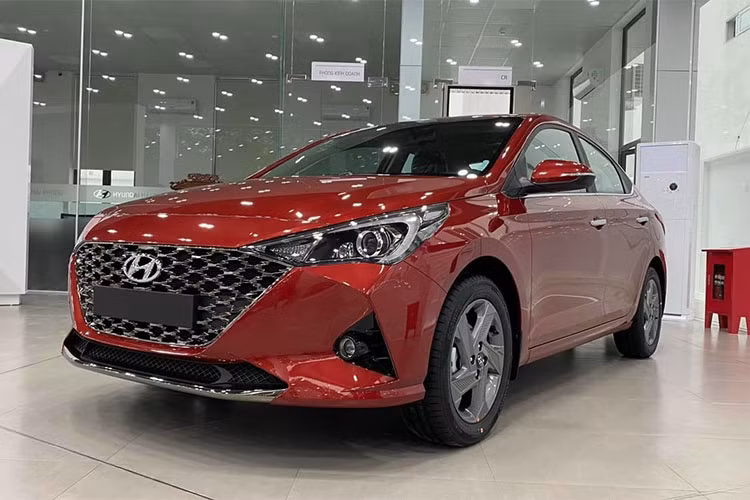 Sau một thời gian dài là mẫu xe được cả người dùng gia đình và người kinh doanh lựa chọn, mẫu xe thương hiệu Hàn Quốc đang không còn hấp dẫn như trước. Tuy nhiên, dù giảm gần 300 xe so với tháng trước, nhưng với kết quả 712 xe bán ra trong tháng 8/2021 cũng giúp cho Hyundai Accent tăng 1 bậc trong bảng xếp hạng so với tháng 7.