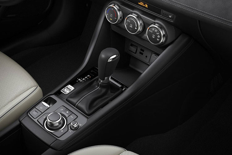 CX-3 2019 tiếp tục sử dụng động cơ 4 xy lanh thẳng hàng (I4) Skyactiv-G dung tích 2.0 lít nhưng đã được tinh chỉnh lại để cho công suất tối đa 148 mã lực và mô-men xoắn cực đại 201Nm. Cao hơn mức 146 mã lực và mô-men xoắn cực đại 198 Nm ở phiên bản 2017. Sức mạnh được truyền xuống cầu trước (FWD) qua hộp số tự động 6 cấp (6AT).