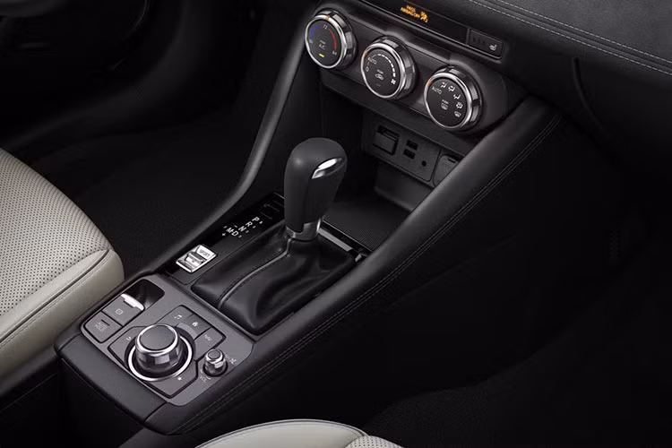 CX-3 2019 tiếp tục sử dụng động cơ 4 xy lanh thẳng hàng (I4) Skyactiv-G dung tích 2.0 lít nhưng đã được tinh chỉnh lại để cho công suất tối đa 148 mã lực và mô-men xoắn cực đại 201Nm. Cao hơn mức 146 mã lực và mô-men xoắn cực đại 198 Nm ở phiên bản 2017. Sức mạnh được truyền xuống cầu trước (FWD) qua hộp số tự động 6 cấp (6AT).