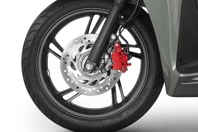 Hệ thống chống bó cứng phanh ABS hai kênh được trang bị trên phiên bản Cao cấp, Đặc biệt và Thể thao của cả SH160i và SH125i mới, hoạt động ở cả bánh trước và bánh sau cho phép người lái tự tin trong mọi tình huống như phanh gấp khi đang đi ở tốc độ cao hay trên mặt đường trơn trượt.