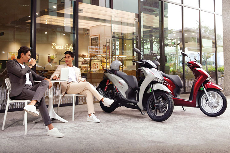 Giá xe Honda SH 2024 cho phiên bản 125i từ 74 triệu đồng đến 83,4 triệu đồng với phiên bản Thể thao. Các mức giá với phiên bản SH160i lần lượt là 92,5 triệu đồng với phiên bản Tiêu chuẩn; 100,5 triệu đồng với phiên bản Cao cấp; 101,7 triệu đồng với phiên bản Đặc biệt và 102,2 triệu đồng với phiên bản Thể thao.