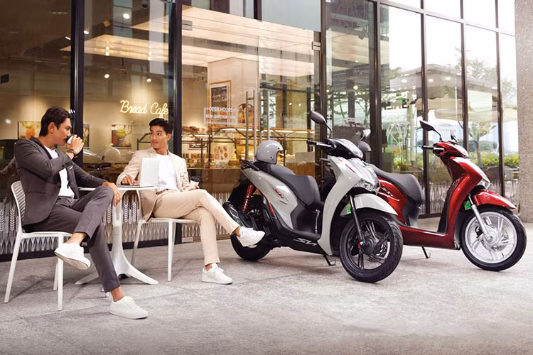 Giá xe Honda SH 2024 cho phiên bản 125i từ 74 triệu đồng đến 83,4 triệu đồng với phiên bản Thể thao. Các mức giá với phiên bản SH160i lần lượt là 92,5 triệu đồng với phiên bản Tiêu chuẩn; 100,5 triệu đồng với phiên bản Cao cấp; 101,7 triệu đồng với phiên bản Đặc biệt và 102,2 triệu đồng với phiên bản Thể thao.