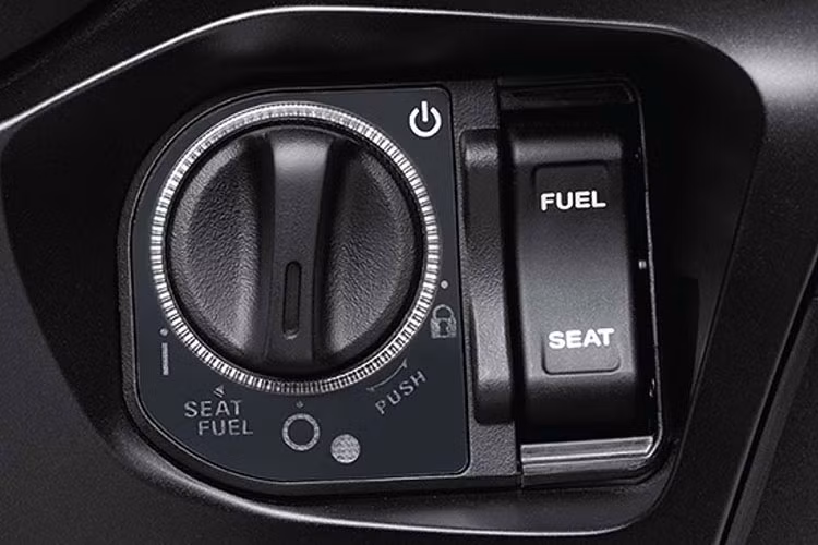 Bằng việc kết nối bluetooth qua ứng dụng My Honda+, khách hàng có thể xem toàn bộ thông tin xe như tình trạng vận hành, lịch sử sửa chữa, bảo dưỡng, bảo hành, tiêu hao nhiên liệu, lịch sử đỗ xe và các tin tức sự kiện từ Honda Việt Nam. Đặc biệt, khách hàng sẽ được cảnh báo trong trường hợp quên tắt khóa điện và khi xe gặp lỗi trên ứng dụng My Honda+.