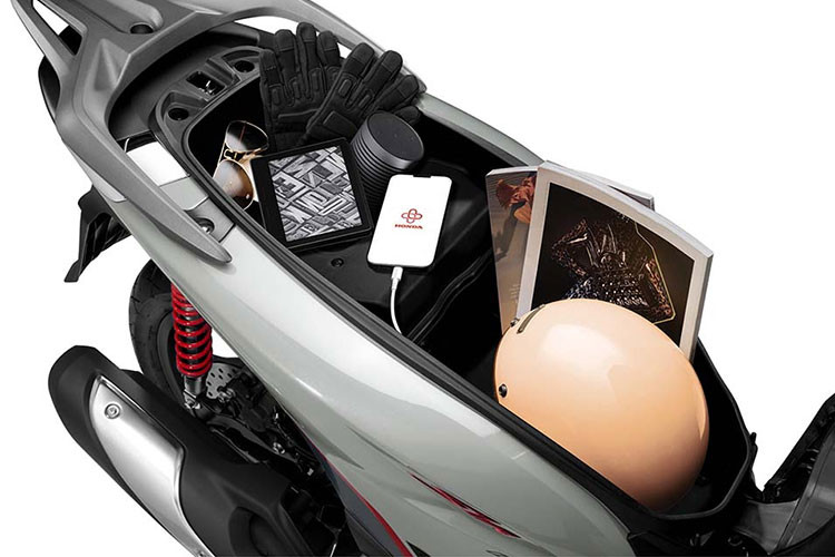 Phiên bản mới vẫn được kế thừa hàng loạt tiện ích như hộc chứa đồ 28 lít, cổng sạc USB, khóa thông minh, công tắc chuyển đổi màn hình và các chế độ lái, báo động chống trộm…