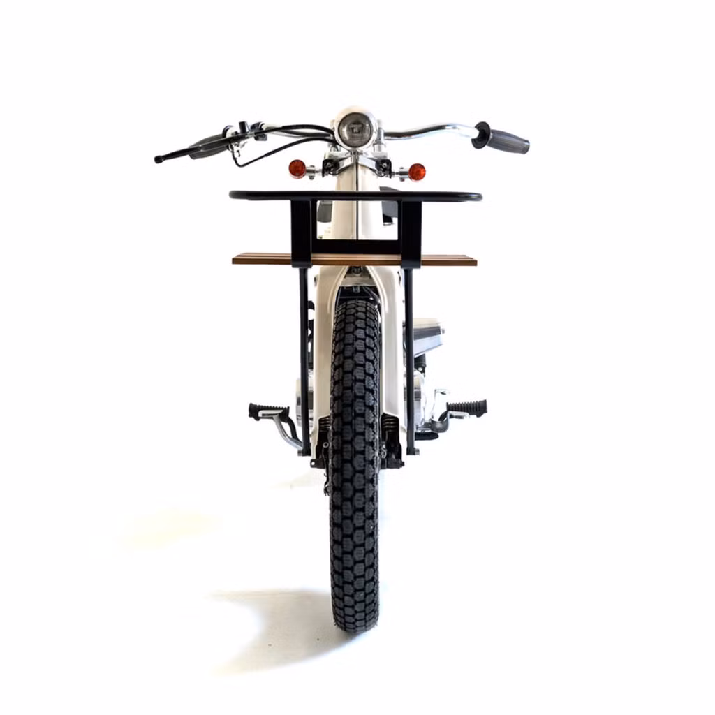 Sea Sider được phát triển dựa trên Honda Super Cub C70 đời 1974 với động cơ chỉ có công suất tối đa 6 mã lực ở vòng tua máy 9.000 vòng/phút. Do đó, hãng độ Deus ex Machina đã chọn động cơ của xe ga Honda Astra đời 1995 để thay thế. "Động cơ này mạnh hơn và đề dễ hơn".