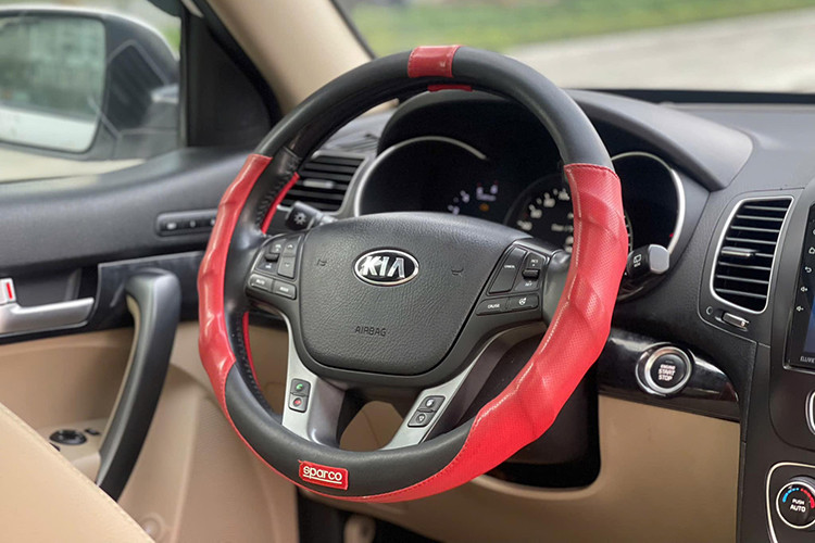 Tuy nhiên, KIA Sorento 2017 cũng có một số nhược điểm cần cân nhắc. Phiên bản máy xăng thường tiêu thụ nhiên liệu khá cao, trong khi đó, các vật liệu nội thất có thể xuống cấp theo thời gian. Hệ thống âm thanh và khả năng cách âm của xe cũng chưa thực sự xuất sắc so với các đối thủ trong cùng phân khúc.