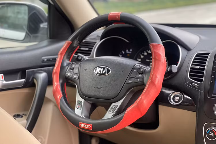 Tuy nhiên, KIA Sorento 2017 cũng có một số nhược điểm cần cân nhắc. Phiên bản máy xăng thường tiêu thụ nhiên liệu khá cao, trong khi đó, các vật liệu nội thất có thể xuống cấp theo thời gian. Hệ thống âm thanh và khả năng cách âm của xe cũng chưa thực sự xuất sắc so với các đối thủ trong cùng phân khúc.