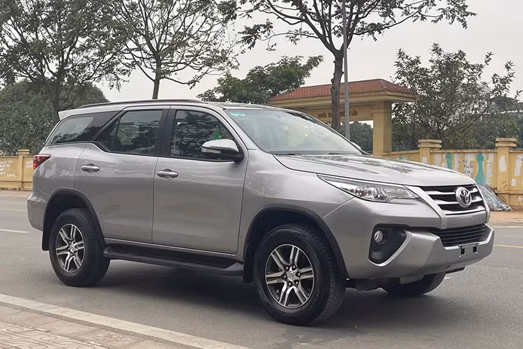  Toyota Fortuner 2015 Toyota Fortuner 2015 cũ là một cái tên quen thuộc trên thị trường ôtô thứ cấp tại Việt Nam, đặc biệt được ưa chuộng bởi độ phổ biến và tính ổn định trong vận hành. Là một trong những mẫu SUV 7 chỗ chủ lực của Toyota, Fortuner đã qua sử dụng đời 2015 ghi dấu ấn nhờ thiết kế mạnh mẽ, không gian nội thất rộng rãi và khả năng đáp ứng đa dạng nhu cầu sử dụng, từ gia đình đến thương mại.