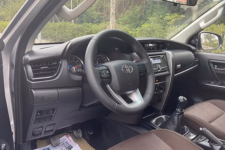Mẫu xe này được trang bị hai tùy chọn động cơ. Phiên bản máy xăng sử dụng động cơ 2.7L 2TR-FE với công nghệ VVT-i, mang đến công suất tối đa 158 mã lực và mô-men xoắn cực đại 246 Nm. Đây là một cấu hình đáng tin cậy cho khả năng vận hành êm ái trên đường phố lẫn các cung đường dài. Trong khi đó, phiên bản máy dầu 2.5L D4D có công suất 100,5 mã lực và mô-men xoắn tối đa 26,51 kg.m, lý tưởng cho những ai ưu tiên tiết kiệm nhiên liệu và sức kéo vượt trội.