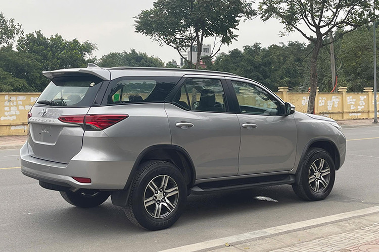 Đi kèm với các tùy chọn động cơ là hộp số tự động 4 cấp trên bản máy xăng và số sàn 5 cấp trên bản máy dầu, mang đến sự linh hoạt cho người dùng tùy theo nhu cầu vận hành. Với chiều dài cơ sở 2.745 mm và kích thước tổng thể lớn, Fortuner 2015 đảm bảo không gian nội thất thoải mái cho cả bảy hành khách cùng hành lý. Những điểm mạnh này giúp mẫu xe trở thành một trong những lựa chọn hàng đầu khi tìm kiếm SUV 7 chỗ trên thị trường ôtô cũ.