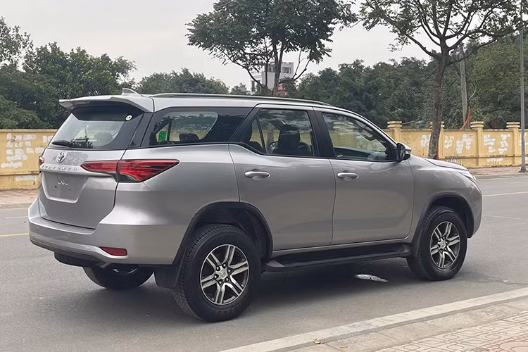 Đi kèm với các tùy chọn động cơ là hộp số tự động 4 cấp trên bản máy xăng và số sàn 5 cấp trên bản máy dầu, mang đến sự linh hoạt cho người dùng tùy theo nhu cầu vận hành. Với chiều dài cơ sở 2.745 mm và kích thước tổng thể lớn, Fortuner 2015 đảm bảo không gian nội thất thoải mái cho cả bảy hành khách cùng hành lý. Những điểm mạnh này giúp mẫu xe trở thành một trong những lựa chọn hàng đầu khi tìm kiếm SUV 7 chỗ trên thị trường ôtô cũ.