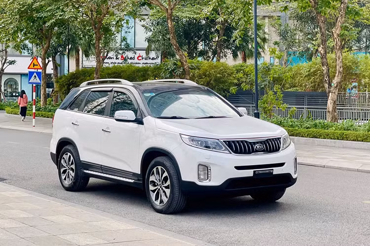  KIA Sorento 2017 KIA Sorento 2017 là một mẫu SUV 7 chỗ được đánh giá cao trong phân khúc nhờ thiết kế hiện đại, không gian rộng rãi và trang bị tiện nghi đầy đủ. Mẫu xe này sở hữu nhiều ưu điểm nổi bật như kiểu dáng cao to, bền dáng, nội thất rộng rãi, và tích hợp nhiều tính năng hỗ trợ người lái. Đặc biệt, phiên bản máy dầu của Sorento 2017 được đánh giá cao về khả năng tiết kiệm nhiên liệu.