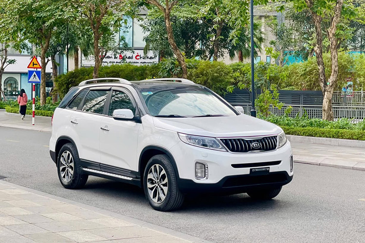  KIA Sorento 2017 KIA Sorento 2017 là một mẫu SUV 7 chỗ được đánh giá cao trong phân khúc nhờ thiết kế hiện đại, không gian rộng rãi và trang bị tiện nghi đầy đủ. Mẫu xe này sở hữu nhiều ưu điểm nổi bật như kiểu dáng cao to, bền dáng, nội thất rộng rãi, và tích hợp nhiều tính năng hỗ trợ người lái. Đặc biệt, phiên bản máy dầu của Sorento 2017 được đánh giá cao về khả năng tiết kiệm nhiên liệu.