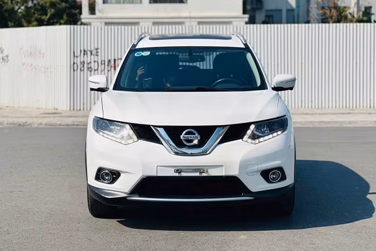  Nissan X-trail 2016 Nissan X-Trail 2016 là một lựa chọn đáng chú ý trong phân khúc SUV cỡ trung 7 chỗ nhờ sự cân bằng giữa thiết kế hiện đại, vận hành ổn định và sự tiết kiệm hàng đầu. Mẫu xe được trang bị động cơ 2.5L hoặc 2.0L, kết hợp với hộp số tự động CVT 7 cấp ảo, mang lại cảm giác lái mượt mà và tiết kiệm nhiên liệu. Với kích thước tổng thể dài 4.640 mm, rộng 1.830 mm, cao 1.710 mm và khoảng sáng gầm xe 210 mm, Nissan X-Trail 2016 thích nghi tốt với cả đường đô thị lẫn địa hình phức tạp.