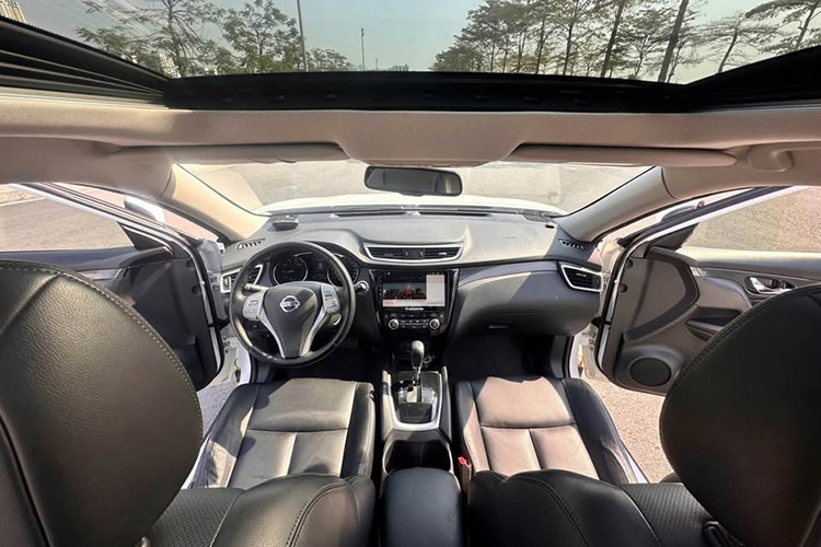 Không gian nội thất của X-Trail 2016 được thiết kế hướng đến sự tiện nghi, với ghế lái chỉnh điện 6 hướng, điều hòa tự động hai vùng độc lập, cùng hệ thống giải trí hiện đại hỗ trợ kết nối USB, AUX và Bluetooth. Ngoài ra, hệ thống an toàn của xe cũng được đánh giá cao, với phanh ABS, EBD, BA, cân bằng điện tử và cảm biến lùi, mang lại sự an tâm cho người lái trên mọi hành trình.