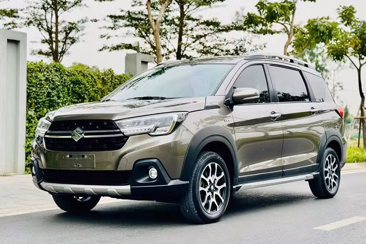  Suzuki XL7 2022 Suzuki XL7 2022 là một lựa chọn nổi bật trong phân khúc xe gia đình tại Việt Nam, được định vị như một mẫu xe MPV lai SUV với thiết kế hiện đại và đa năng. Tuy nhiên, XL7 2022 thực tế không phải là một mẫu xe 7 chỗ thực thụ mà chỉ cung cấp cấu hình 5+2. Điều này có nghĩa rằng, hàng ghế thứ ba của xe chủ yếu phù hợp cho trẻ em hoặc các chuyến đi ngắn do không gian khá hạn chế. Đổi lại, mẫu xe này ghi điểm với đời xe mới, thiết kế gọn gàng và các trang bị tiện nghi đáng giá.