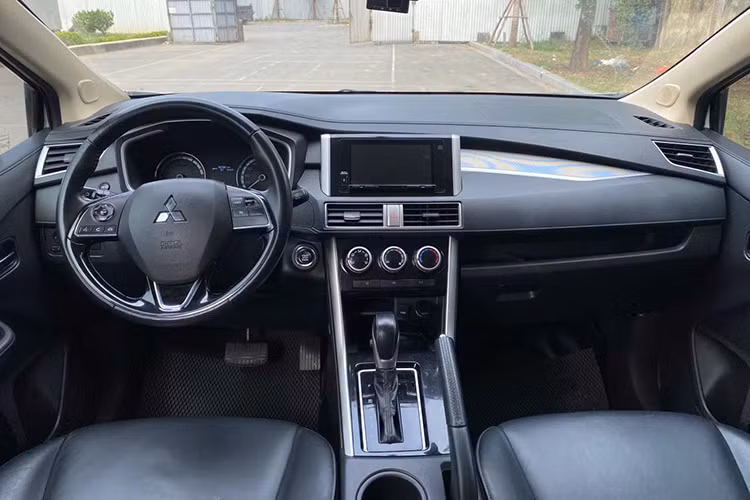 Xpander sở hữu ngôn ngữ thiết kế Dynamic Shield trứ danh với mặt calang đồ sộ, đèn pha đặt thấp ở phía dưới và thay thế bằng đèn LED chạy ban ngày ở trên. Thân và đuôi xe Mitsubishi Xpander được thiết kế đơn giản, gọn gàng, các đường khí động học trên xe cũng giúp mang lại cảm giác khỏe khoắn cho Xpander.