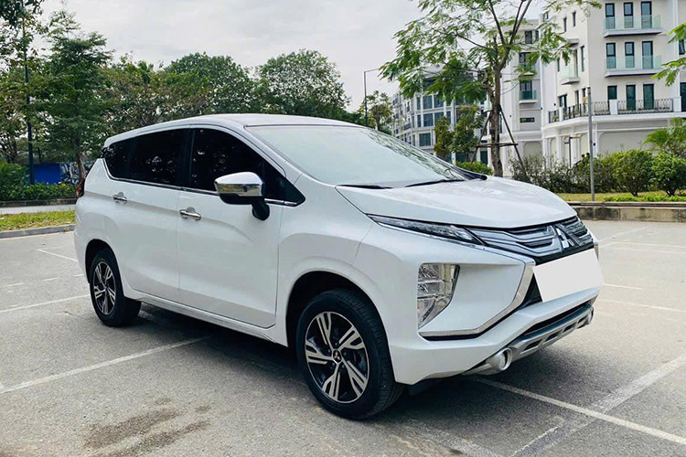  Mitsubishi Xpander 2020-2021 Mitsubishi Xpander là một chiếc MPV lai SUV 5+2. Trên thị trường ôtô cũ đã qua sử dụng, bí vẫn được đánh giá bán chạy nhất thời gian gần đây. Kể từ năm 2021 và tính đến thời điểm hiện tại Mitsubishi Xpander luôn là mẫu xe 7 chỗ dẫn đầu phân khúc khiến Toyota Innova phải chật vật tìm khách hàng trong vài năm vừa qua.