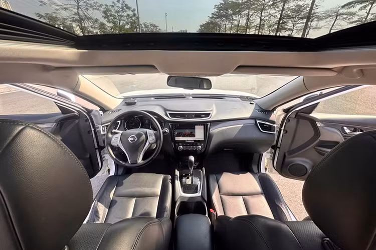 Không gian nội thất của X-Trail 2016 được thiết kế hướng đến sự tiện nghi, với ghế lái chỉnh điện 6 hướng, điều hòa tự động hai vùng độc lập, cùng hệ thống giải trí hiện đại hỗ trợ kết nối USB, AUX và Bluetooth. Ngoài ra, hệ thống an toàn của xe cũng được đánh giá cao, với phanh ABS, EBD, BA, cân bằng điện tử và cảm biến lùi, mang lại sự an tâm cho người lái trên mọi hành trình.