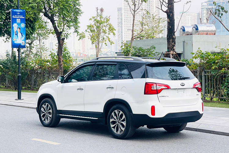 Xe được trang bị hai tùy chọn động cơ: bản máy xăng 2.4L cho công suất 174 mã lực và bản máy dầu 2.2L mạnh mẽ hơn với 195 mã lực. Kết hợp với hộp số tự động 6 cấp và kích thước tổng thể dài 4.685 mm, rộng 1.885 mm, cao 1.755 mm, KIA Sorento 2017 mang lại khả năng vận hành linh hoạt, phù hợp cả khi di chuyển trong đô thị và trên các hành trình dài.