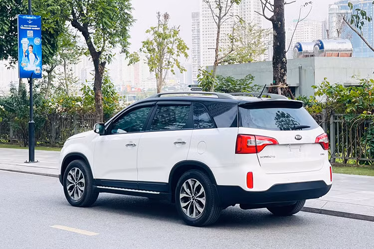 Xe được trang bị hai tùy chọn động cơ: bản máy xăng 2.4L cho công suất 174 mã lực và bản máy dầu 2.2L mạnh mẽ hơn với 195 mã lực. Kết hợp với hộp số tự động 6 cấp và kích thước tổng thể dài 4.685 mm, rộng 1.885 mm, cao 1.755 mm, KIA Sorento 2017 mang lại khả năng vận hành linh hoạt, phù hợp cả khi di chuyển trong đô thị và trên các hành trình dài.