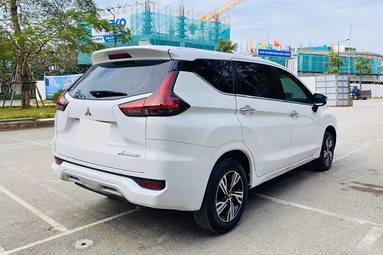 Khoang nội thất của Xpander cũng đáp ứng tốt nhu cầu giải trí của hành khách trên xe như: màn hình cảm ứng, điều hòa tự động, cổng sạc cho hàng ghế sau, điều hòa cho hàng ghế sau,... Động cơ sử dụng trên Mitsubishi Xpander là động cơ xăng 1.5L cho công suất tối đa 104 mã lực cùng momen xoắn cực đại 141 Nm, đi kèm với hộp số sàn 5 cấp hoặc tự động tùy phiên bản.