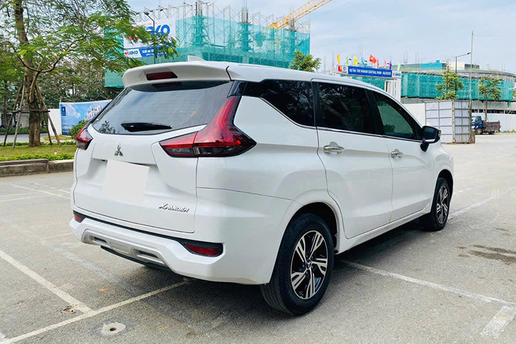 Khoang nội thất của Xpander cũng đáp ứng tốt nhu cầu giải trí của hành khách trên xe như: màn hình cảm ứng, điều hòa tự động, cổng sạc cho hàng ghế sau, điều hòa cho hàng ghế sau,... Động cơ sử dụng trên Mitsubishi Xpander là động cơ xăng 1.5L cho công suất tối đa 104 mã lực cùng momen xoắn cực đại 141 Nm, đi kèm với hộp số sàn 5 cấp hoặc tự động tùy phiên bản.