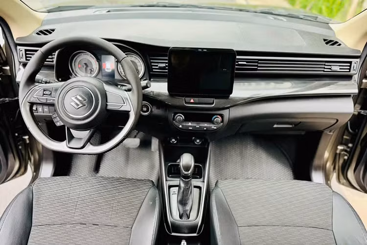 Được nhập khẩu nguyên chiếc từ Indonesia, Suzuki XL7 2022 sử dụng động cơ 1.5L 4 xi-lanh sản sinh công suất 103 mã lực và mô-men xoắn cực đại 138 Nm, kết hợp với hộp số tự động 4 cấp và hệ dẫn động cầu trước. Với khoảng sáng gầm xe 200 mm, XL7 2022 có khả năng thích nghi tốt với nhiều điều kiện đường sá, từ đô thị đến địa hình xấu. 