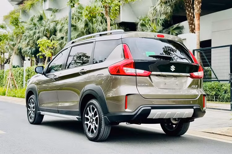 Nội thất của XL7 2022 mang đến nhiều tiện ích hiện đại như màn hình giải trí 10 inch hỗ trợ Apple CarPlay và Android Auto, hệ thống điều hòa tự động 2 vùng với cửa gió cho hàng ghế sau, và ổ cắm điện phân bố ở cả ba hàng ghế. Hệ thống an toàn của xe cũng khá đầy đủ trong tầm giá, bao gồm phanh ABS, cân bằng điện tử, hỗ trợ khởi hành ngang dốc, và cảm biến lùi.