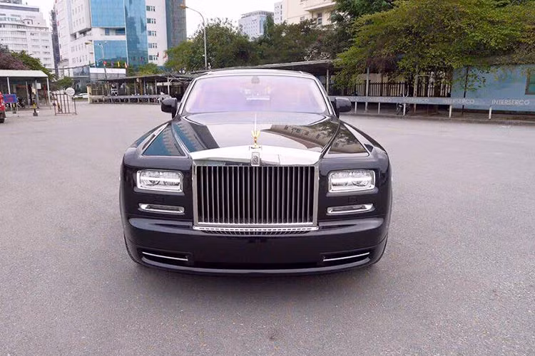 Xe được trang bị động cơ V12, dung tích 6.75 lít, sản sinh công suất cực đại 453 mã lực đi kèm với hộp số tự động 6 cấp Hiện tại ở Việt Nam giá của siêu xe sang Phantom Series II 2015 chính hãng vào khoảng hơn 30 tỷ đồng sau khi chịu đủ mọi các loại thuế, phí.