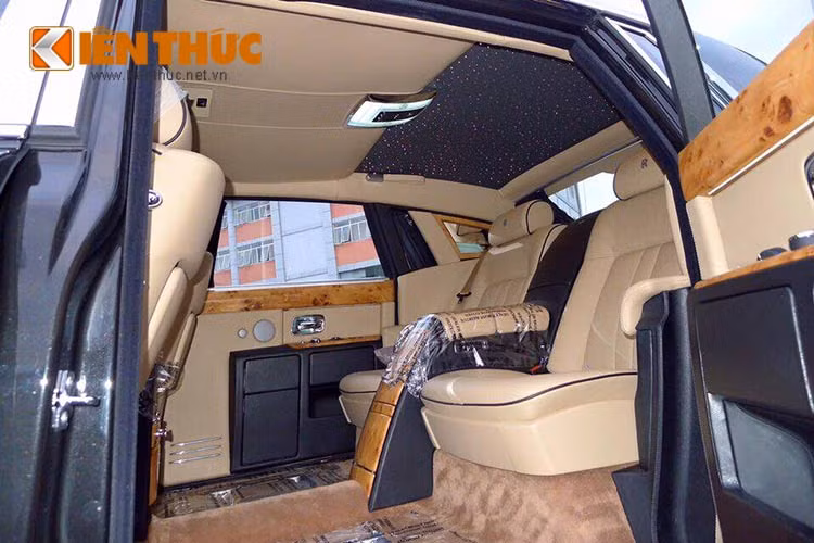 Tối ưu hóa sự thoải mái cho người trong xe, đặc biệt là ở hàng ghế sau là một trong những tiêu chí hàng đầu của Rolls-Royce nói chung. Hàng ghế sau cũng tích hợp cả tựa tay di động, không gian nội thất bọc da và gỗ cao cấp.